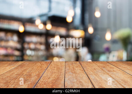 Legno in prospettiva e sfocata cafe sfondo. prodotto modello di display Foto Stock