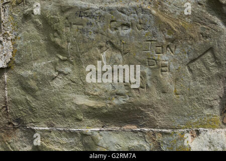 Graffiti incisi nella pietra di Dudley Priory. St James Park. West Midlands. Regno Unito Foto Stock