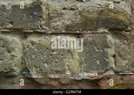 Graffiti incisi nella pietra di Dudley Priory. St James Park. West Midlands. Regno Unito Foto Stock