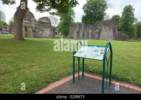 Rovine di Dudley Priory con interpretazione pensione in primo piano. St James Park. Dudley. West Midlands. Regno Unito Foto Stock