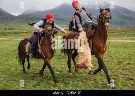 Tradizionale cavallo nomadi giochi noti anche come polo di capra, kokpar o buzkashi, in Issyk Kul Lago, Kirghizistan. Foto Stock