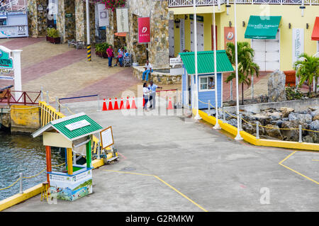 Le guardie di sicurezza guarda l'ingresso a Roatan centro città zona dello shopping. Roatan, Honduras Foto Stock