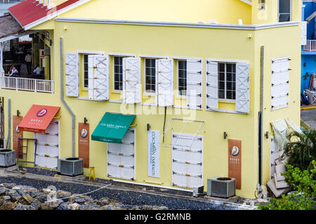 Roatan centro città zona dello shopping, porto di Roatan, Honduras Foto Stock