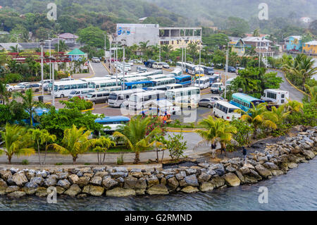 Bus di area di sosta e di parcheggio per escursione autobus al Porto di Roatan. Roatan, Honduras Foto Stock