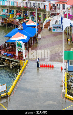 La guardia di sicurezza guarda l'ingresso a Roatan centro città zona dello shopping. Roatan, Honduras Foto Stock