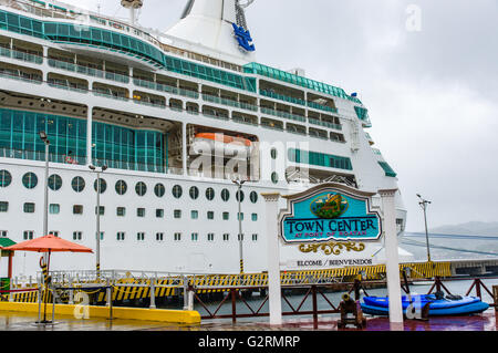 Segno di benvenuto all'ingresso del Roatan centro città e porto di Roatan, Honduras Foto Stock