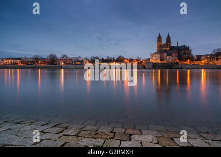 Magdeburger Dom e il fiume Elba al crepuscolo Foto Stock