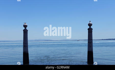 Colonne Pier (Portoghese: Cais das Colunas) dal fiume Tago. Foto Stock