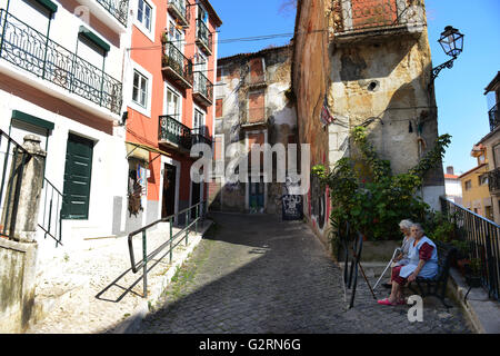 Le donne anziane in appoggio nel quartiere Alfema a Lisbona. Foto Stock