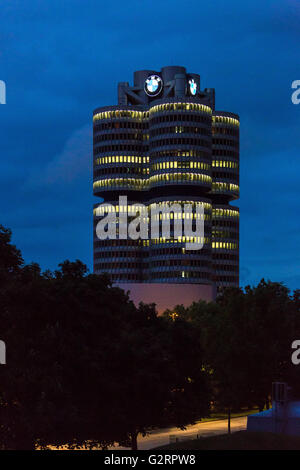 Muenchen, Germania, il Quartier Generale della BMW di notte Foto Stock