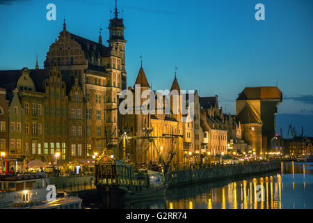 Gdansk, Polonia, che si affaccia sulla città principale (Altstadt) con la gru (Zuraw) Foto Stock