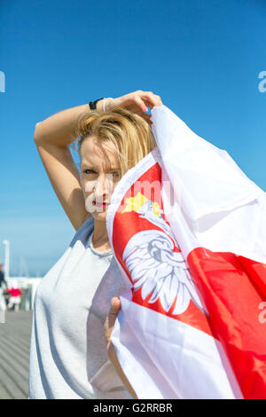 Sopot, Polonia, giovane donna nella sessione di foto su Sopot Pier Foto Stock