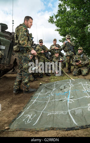 Gardelegen, Germania, briefing meccanizzato di una compagnia di fanteria Foto Stock