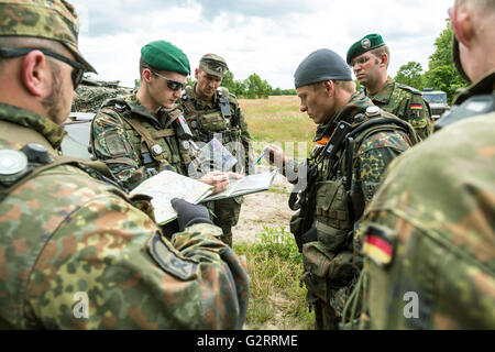 Gardelegen, Germania, briefing meccanizzato di una compagnia di fanteria Foto Stock