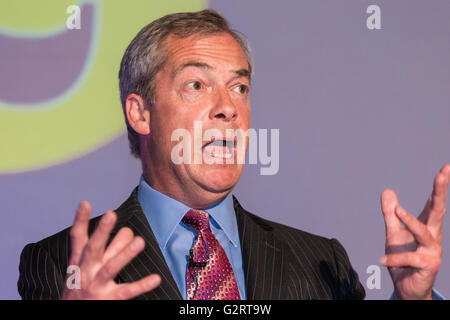 Leader del Partito UKIP, e l'europarlamentare Nigel Farage, parla in una riunione pubblica, come parte del Brexit Bus Tour campagna, a Leeds Uni Foto Stock