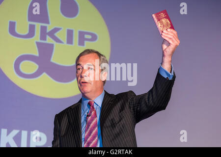 Leader del Partito UKIP, e l'europarlamentare Nigel Farage, detiene un passaporto come egli parla in una riunione pubblica, come parte del Brexit Bus Tour Foto Stock