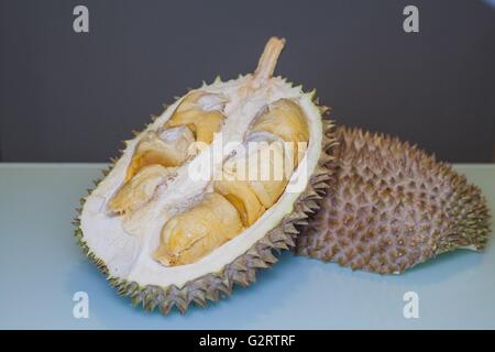 Il re della frutta Durian pronta per essere copiata con aqua e sfondo grigio scuro Foto Stock