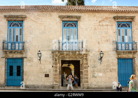 Il Museo de Arte Colonial (Museo di arte coloniale), Plaza de la Catedral (piazza della cattedrale), l'Avana, Cuba Foto Stock