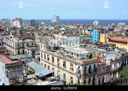 Paesaggio urbano in vista di Havana Centrale tetti da Hotel Parque Central Havana, Cuba Foto Stock