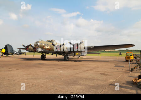 Boeing B-17 Flying Fortress ' Sally B ' sul terreno, Imperial War Museum Duxford REGNO UNITO Foto Stock