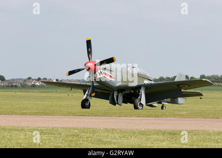 North American P-51D Mustang aereo da combattimento a terra a Duxford aeroporto, Cambridge Regno Unito Foto Stock