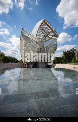 La Louis Vuitton Foundation edificio riflettendo sull'acqua nella parte anteriore di essa, Parigi, Francia. Foto Stock