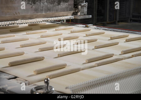 Impasto crudo sul nastro trasportatore, pane panificio, Philadelphia STATI UNITI D'AMERICA Foto Stock