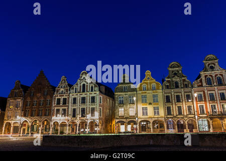 Fila di Flemish-Baroque-style townhouses in Arras in Francia Foto Stock