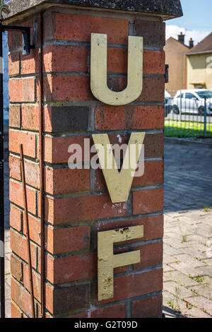 Metallo Ulster Volunteer Force lettering attaccata alla UVF memorial garden in Cregagh Estate in Oriente Belfast, Irlanda del Nord. Foto Stock