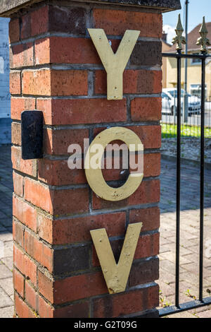 Lettering YCV attaccata alla UVF murale e memorial garden nel lealisti Cregagh estate in Oriente Belfast, Irlanda del Nord. Foto Stock