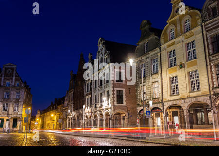 Street con Flemish-Baroque-style townhouses in Arras in Francia Foto Stock