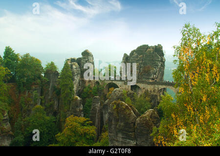 Ponte denominato Bastei nella Svizzera sassone Germania in una giornata di sole in autunno con alberi colorati e foglie Foto Stock