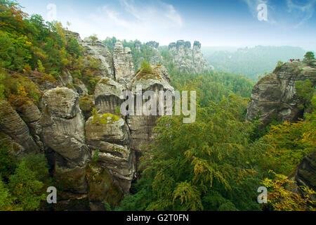 Ponte denominato Bastei nella Svizzera sassone Germania in una giornata di sole in autunno con alberi colorati e foglie Foto Stock