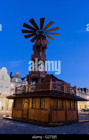 La piramide di Natale sulla Grand Place in Arras in Francia Foto Stock