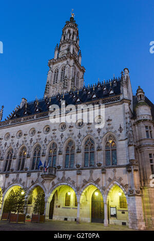 Il municipio gotico e il suo campanile sulla Piazza degli Eroi in Arras in Francia Foto Stock