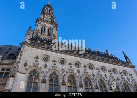 Il municipio gotico e il suo campanile sulla Piazza degli Eroi in Arras in Francia Foto Stock