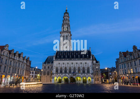 Il municipio gotico e il suo campanile sulla Piazza degli Eroi in Arras in Francia Foto Stock