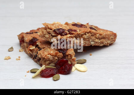 Muesli bar bianco su sfondo di legno Foto Stock