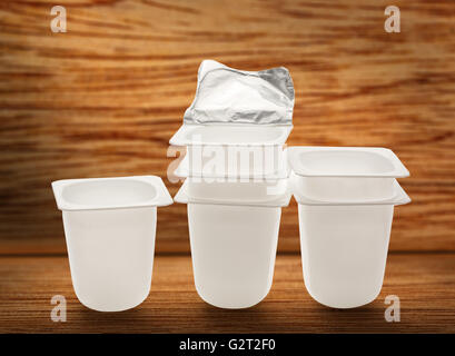 In plastica vuota vasetti di yogurt su bianco backround Foto stock - Alamy