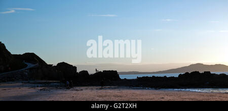 Chiesa Bay rocce sulla spiaggia a Chiesa Bay a nord del litorale occidentale sull isola di Anglesey North Wales UK Foto Stock