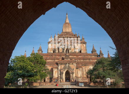 L'entrata dell'Dhammayangyi Pahto, a Bagan (Myanmar). Questo fortificato tempio Buddista risale al XII secolo. Foto Stock