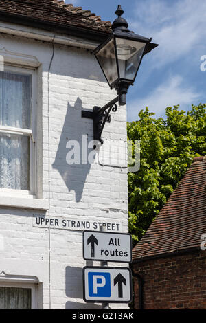 In vecchio stile street light e segnaletica stradale sulla corne di uno storico cottage in filamento superiore Street, Sandwich, Kent, Regno Unito Foto Stock