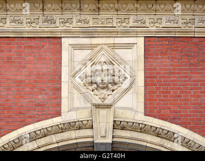 Londra, Inghilterra, Regno Unito. Royal Albert Hall - ornati scolpiti keystone al di sopra di un arco sopra la porta d'ingresso Foto Stock