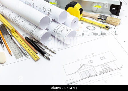 Sfondo architettonico con disegni tecnici e gli strumenti di lavoro Foto Stock