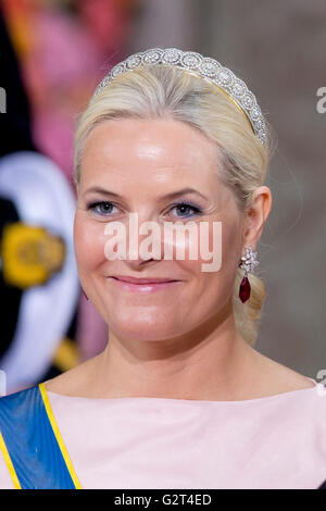 Crown Princess Mette-Marit di Norvegia, assiste le nozze del principe Carl Philip di Svezia e Sofia Hellqvist Foto Stock