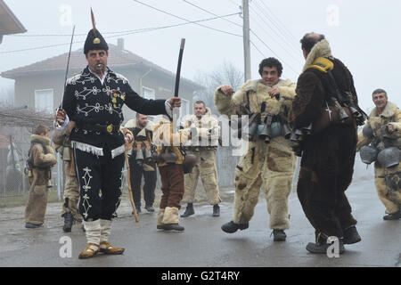 Il bulgaro mummers dance sul rituale Surva ogni gennaio nei villaggi vicino a Pernik Foto Stock