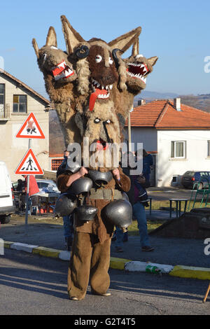 Kuker - mummer bulgara con costume kuker sulla celebrazione Surva - molto antico rituale sinistra Dall epoca pagana in Bulgaria Foto Stock