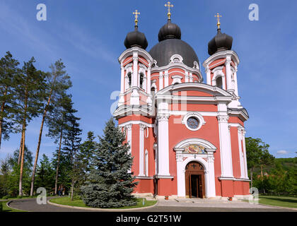 Ortodossi monastero Curchi in Moldavia con alberi verdi e blu cielo Foto Stock