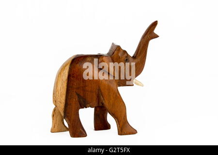 Elefante in legno su sfondo bianco Foto Stock