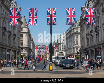 Regent Street nel centro di Londra in estate con Union Jack Flag per il Queen's novantesimo compleanno Foto Stock